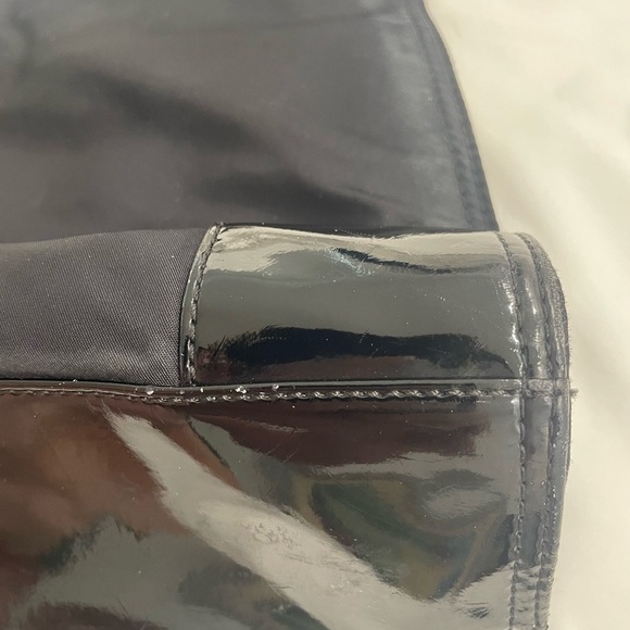 TORY BURCH ELLA TOTE
•BLACK LOGO
•SHOULDER PURSE
•NYLON PATENT TRIM - Picture 12 of 12